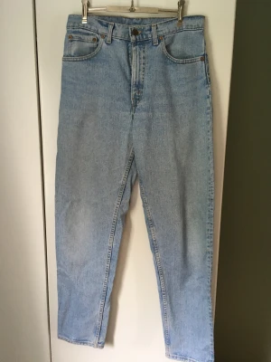 Levis Jeans - Blåa Levis jeans lite, tvättad färg, Skick 8/10.  Fråga gärna om fler bilder osv