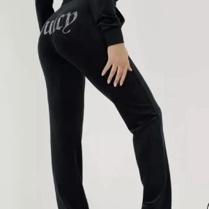 Juicy  - Säljer mina juicy byxor i Xs då de är lite för stora på mig. Byxorna är i mycket bra skick då de är helt oanvända. Byxorna är köpta för 1200kr och säljs för 450+frakt  