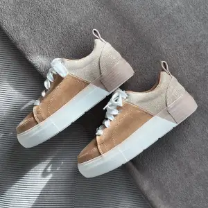 Helt oanvända sneakers från River Island! De kom aldrig till användning, därav säljer jag dem 🩷supercoola glittriga detaljer på sidan