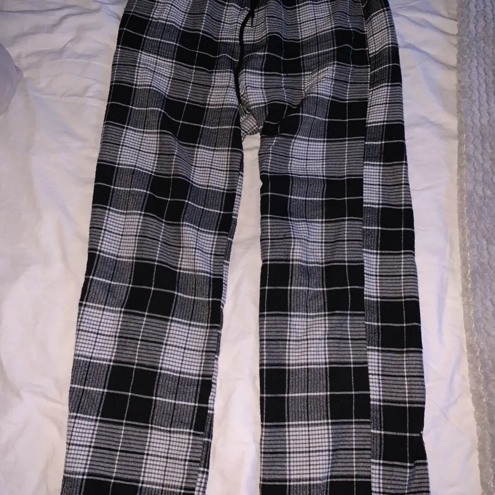 Säljer svartvit rutiga pyjamasbyxor för bara 70 kr, de är väldigt fina, de är rätt så pösiga längre ner men de är luftiga och sköna att gå runt med hemma. Dessa kan jag gå med på att diskutera om lägre pris. Jag är 1,57 o de passar i längd. Jeans & Byxor.