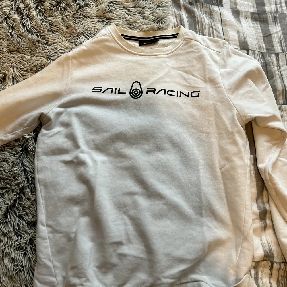 En riktigt fin klassisk vit Sail racing tröja som inte kommer till användning köpt för 800 använd fåtal gånger . Tröjor & Koftor.