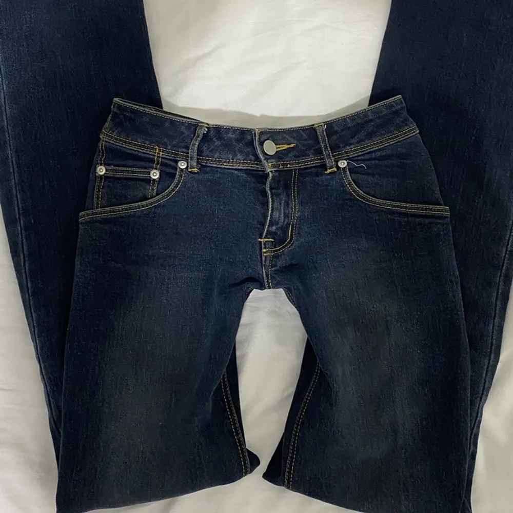 Jättefina lågmidjade bootcut jeans från Bikbok. Säljer pga de har blivit lite för små för mig. . Jeans & Byxor.