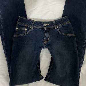 Jättefina lågmidjade bootcut jeans från Bikbok. Säljer pga de har blivit lite för små för mig. 