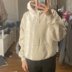 Bikbok hoodie - Bikbok hoodie, den äe nopprig men går säkert att ta bort med ögonbrynshyvel😝
