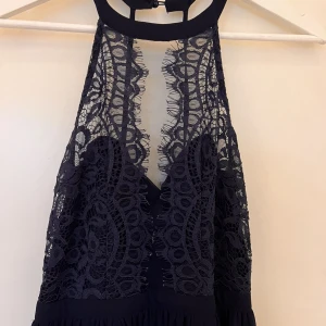 Marinblå långklänning 🙌🏼 - Hade denna klänning på balen i nian! Använd endast en gång och är i superfint skick. Finns inte längre tillgänglig att köpa nånstans! Bara till att skriva om ni har någon fundering 🙏🏼nypris  899:-