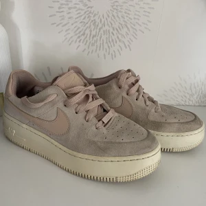 Nike air force 1 - Säljer mina rosa mocka Nike Air Force 1 i storlek 38. Använda en säsong. Litar mer är det grå håller nu men går not att putsa upp om man vill lägga ner tiden 🥰 Nypris 1400:-