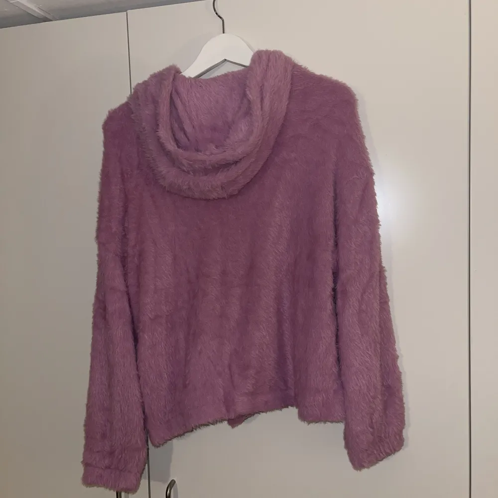 Oanvänd ljusrosa cardigan. Hårig/fluffig/päls-material. Det står L men är mkt liten i storleken och är som en S/M. Tröjor & Koftor.