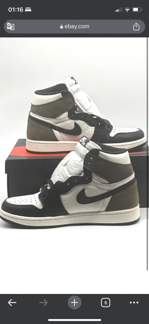 Jordan 1 Dark mocha - Jordan 1 Dark Mocha Finns att köpa på hemsidan https://citysneakers.company.site/   Hej där! Jag säljer ett par Jordan 1 Dark Mocha sneakers i utmärkt skick. Dessa sneakers är en äkta pärla för sneaker-entusiaster och kommer verkligen att sätta stilen.  