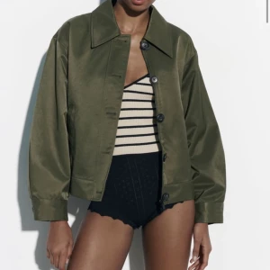 Grön jacka - Perfekt höstjacka! Använd väldigt få gånger.