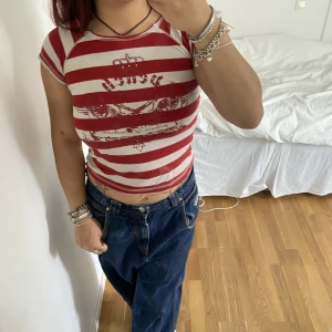 Y2k baby tee - Randig baby tee med tryck och rhinestones❤️❤️❤️köpt second hand