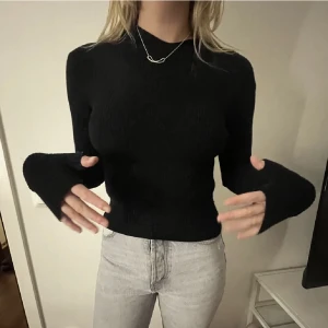 Huvtröja + handvärmare Zara - Stickad tröja med luva och ”inbyggda” handvärmare från zara. Strlk 36