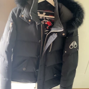 Moose knuckels jacka - Säljer den pågrund då jag sugen på annan jacka. Skick 9/10 Köpt från johnells (kvitto finns) Använd 2 vintrar  (Skriv för fler bilder)