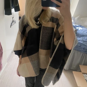 Poncho  - Såå snygg poncho, aldrig använd 