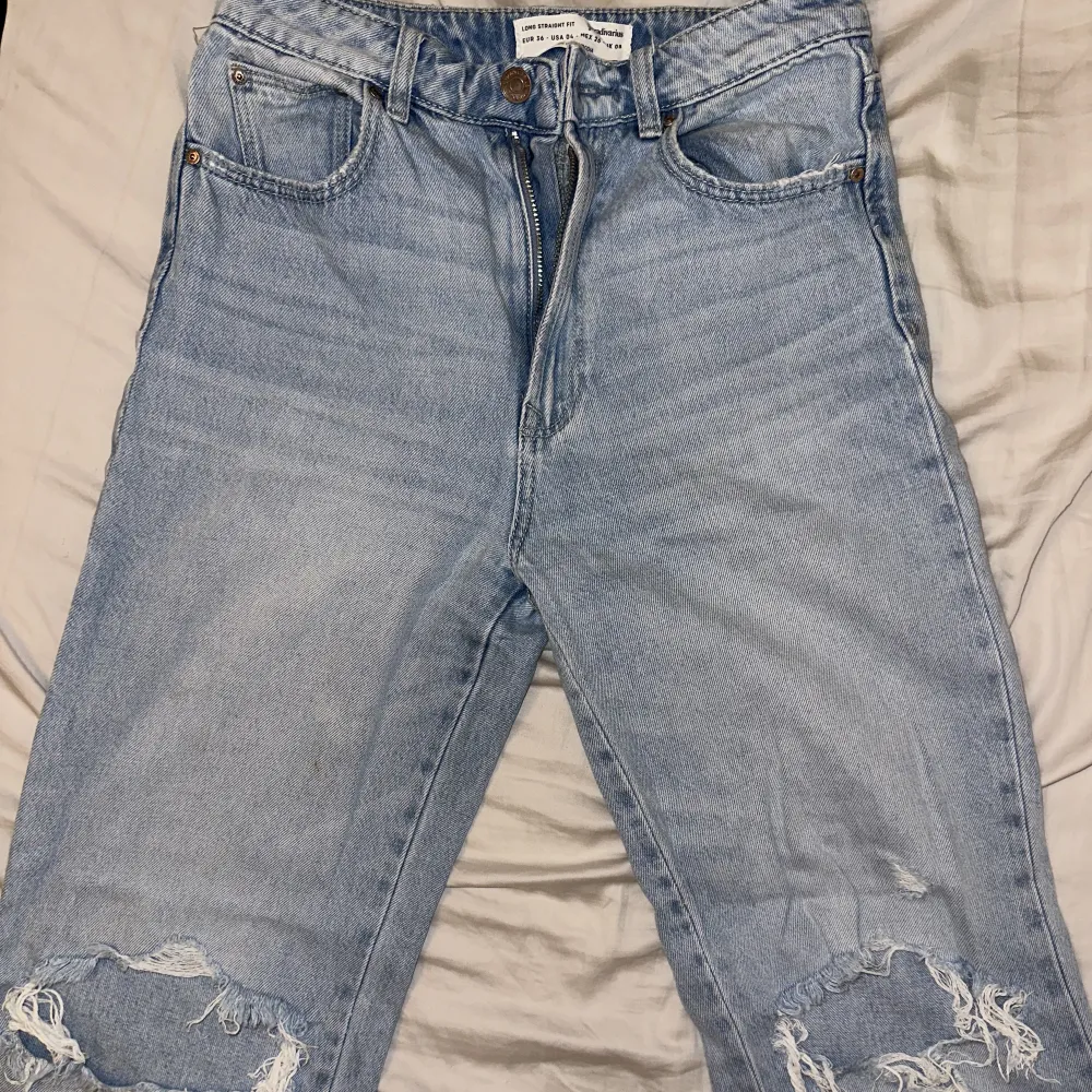 Håliga jeans i superfint skick. Strl 36. Märke Stradivarius. De är utsvängda i modellen. . Jeans & Byxor.