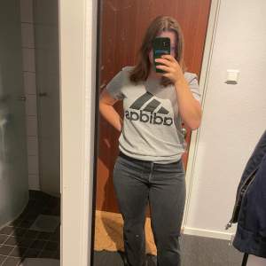 En T-shirt från adidas. Använd men i fint skick. Ganska säker på att det är en herr small, passar dam M-L