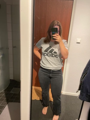 T-shirt adidas - En T-shirt från adidas. Använd men i fint skick. Ganska säker på att det är en herr small, passar dam M-L
