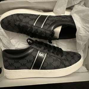 Micheal Kors skor sneakers - Helt nya Micheal kors skor i storlek 37. Oanvända. Självklart äkta, medföljes kartong. Nypris 1500