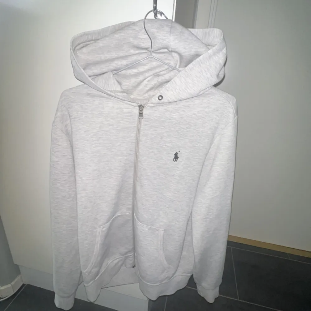 Polo tröja köpt för 2000 kr. Knappast använt den då den är för stor.. Hoodies.