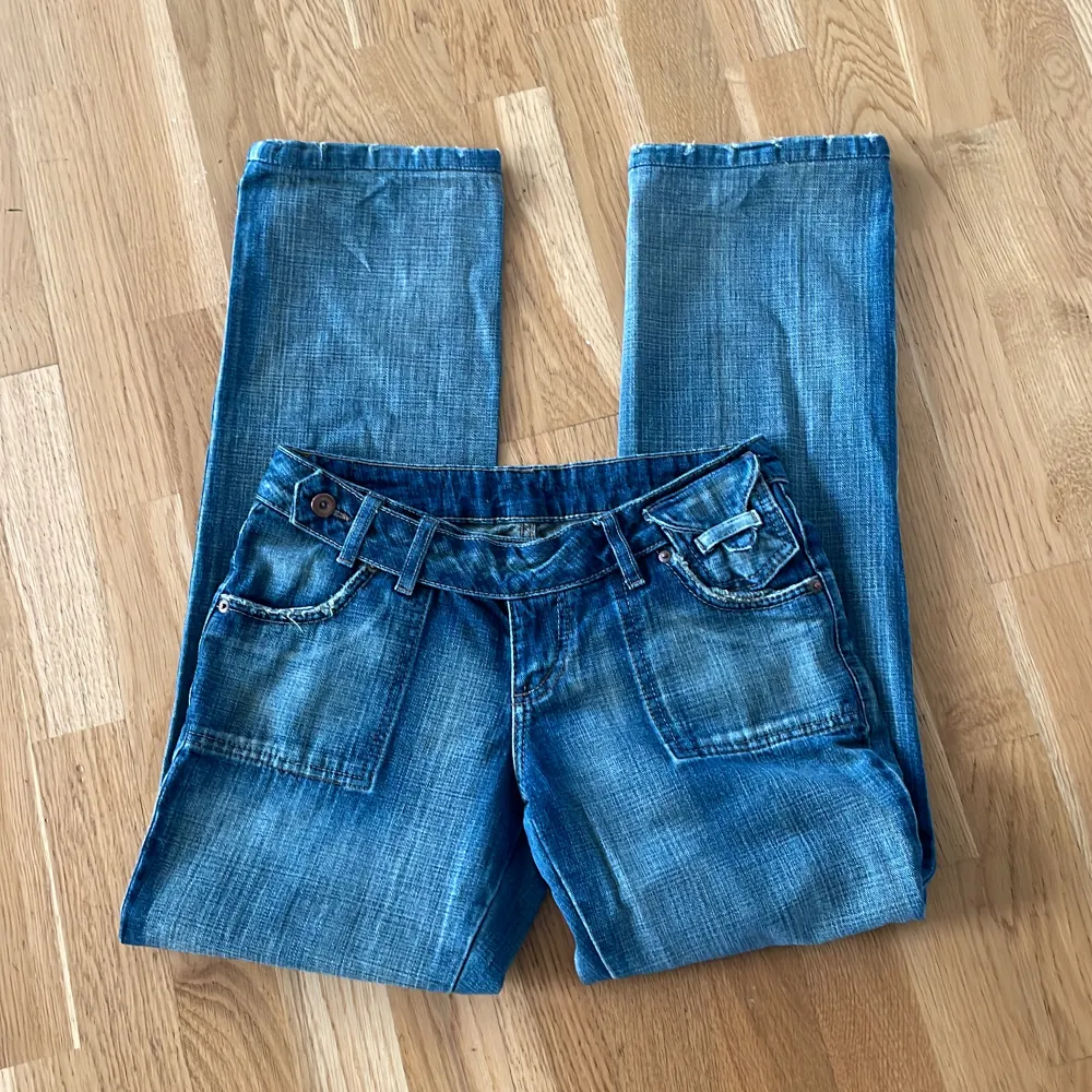 Ursnygga Jeans som tyvärr var för små på mig så säljer dem vidare💔 Färgen är som washed off blå. midjemåttet: 36cm, innerbenslängd: 75cm. kontakta mig om ni har några frågor<3. Jeans & Byxor.