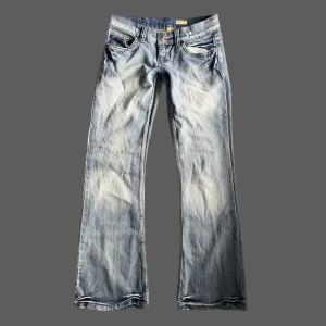 Lågmidjade Y2K jeans  - Super snygga lågmidjade y2k bootcut jeans! midjemåttet: 41cm tvärsöver, innerbenslängd: 82cm PS. KOLLA IGENOM MITT KONTO NI KOMMER HITTA MÅNGA Y2K OCH VINTAGE PLAGG