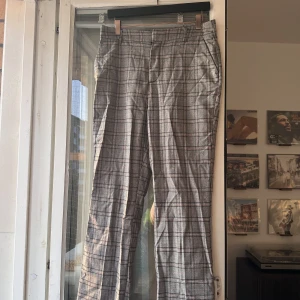 Rutiga kostymbyxor  - Rutiga kostymbyxor från Gina tricot   Använda endast två gånger! 