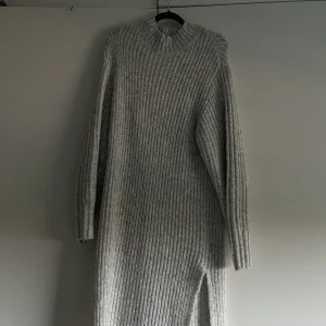 Mysig Höstklänning - Super mysig och fin stickad klänning perfekt till hösten!  Knappt använd, Max 5 gånger sedan den köptes 2021