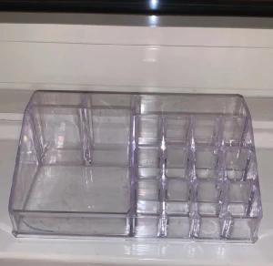 Förvaring  - En sminkbehållare eller hållare till annan förvaring i plast. 