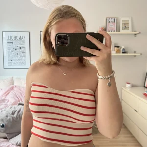 Zara topp - Säljer denna skit snygga randiga tubtopp ifrån zara! Jag tycker om denna skit mycket men tyvärr använder jag den sällan! Gott skick