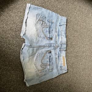 Säljer ett par jätte snygga jeans shorts!