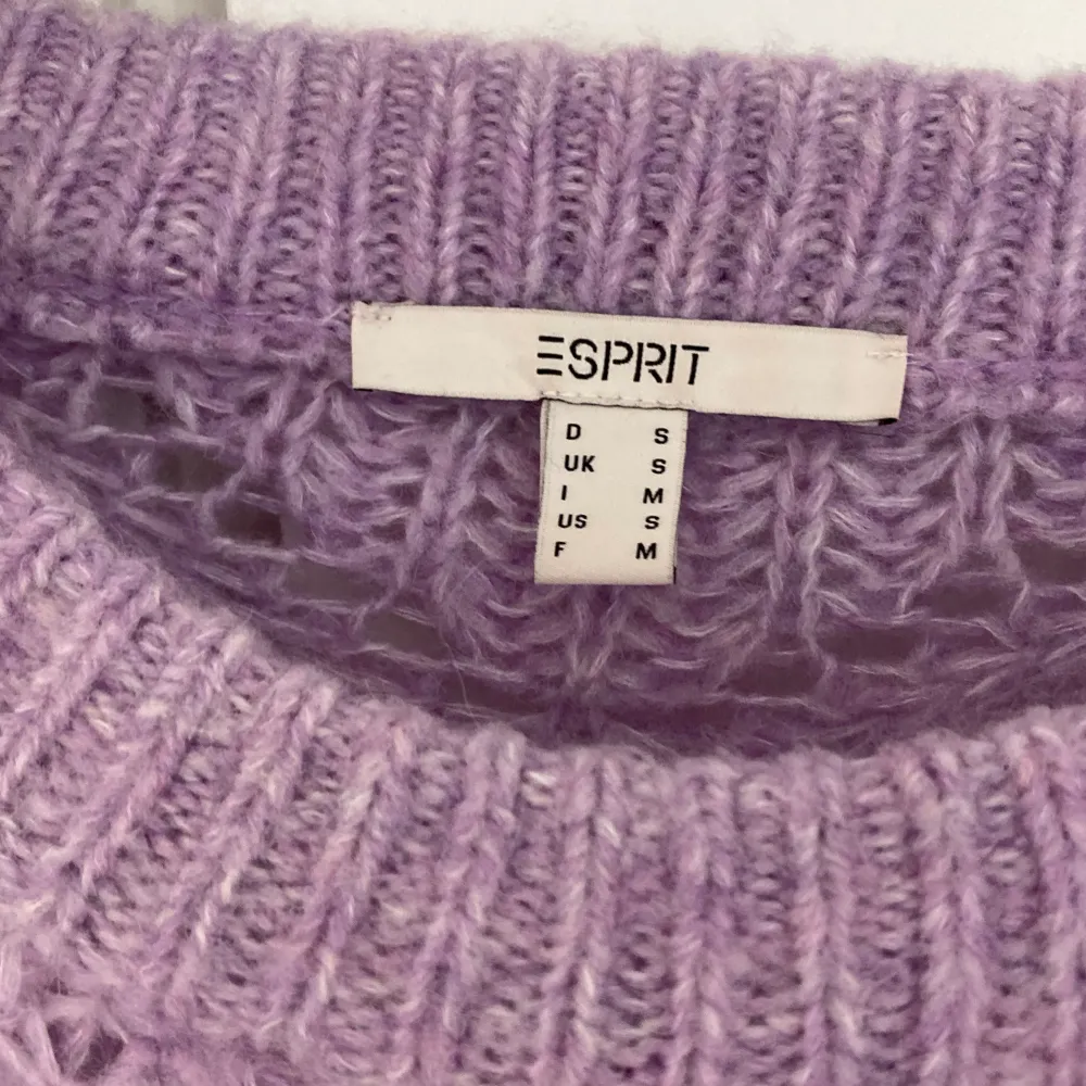 Fin lila stickad tröja från Esprit. Storlek S❤️❤️ordinarie pris 600kr. Stickat.