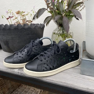 Stan Smith Adidas Cutout - Säljer ett par Adidas Stan Smith Cutout som knappt är använda 2-3 gånger. Kan inte ha kvar dem då dem är lite för små. Storlek 38, riktigt bra skick och skitsnygga nu till slutet av sommaren/hösten. Nya kostar dem 1399 och säljs inte på nätet.
