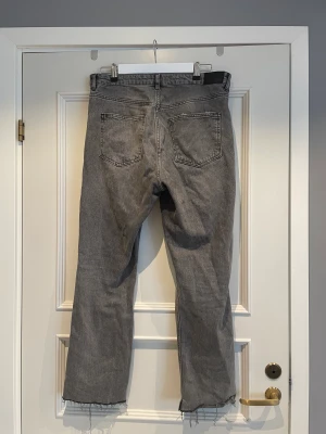 Jeans - Ett par gråa jeans från ginatricot i storlek 44. De är helt oanvända. Köptes för 499 men säljer för 150+frakt