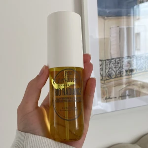 Parfym - Rio radiance från sol de Janeiro! Helt oanvänd endast öppnad  TOPP: leite de coco varm sand  HJÄRTA: solar tuberose, ylang ylang   BAS: krämig vanilj, amberessens 