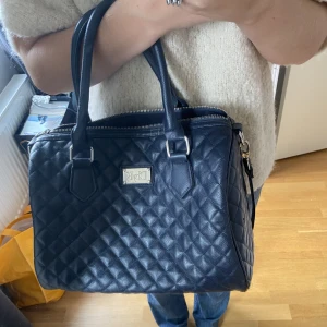 Snygg väska - Blå snygg skinnväska (veganskt skinn) som får plats med mycket!