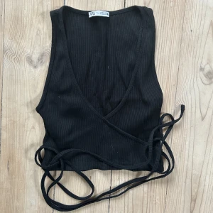 Svart topp! - Söt svart topp med knyte. Går att knutte bägge bakåt och framåt! Från Zara i size S, men funkar på XS-M då den är lite elastisk. Säljer massa saker inför flytt, kika gärna min sida!🥳  Möts upp vid Slussen om så önskas.