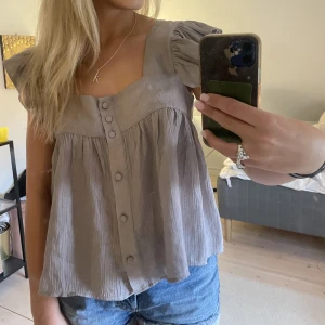 Zara blus  - Zara blus med knappar och väldigt fina volang armar. 