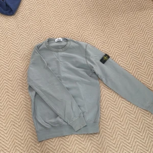 Stone Island tröja - Super bra skick, använd ett par fåtal gånger. Kan frakta.