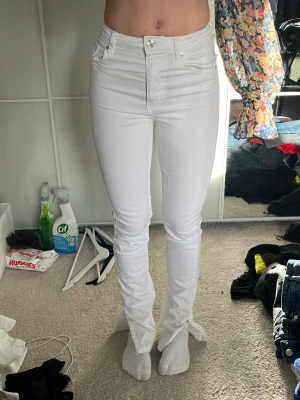 Jeans  - Snygga populära  jeans från zara med slita på sidorna🤍🤍