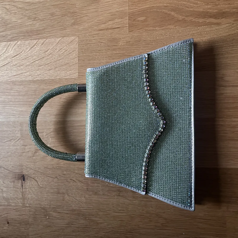 grön glittrig mini väska. inhandlad från ASOS. använd enbart en kväll. fint skick. Väskor.