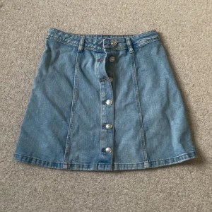 Jeans kjol - Fin oanvänd jeanskjol från hm.