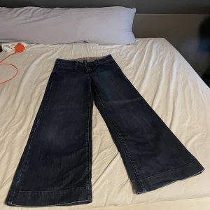 Low waist jeans - Köpte dessa second hand för ett tag sen men använder dom knappt. De är low waist med snygg detalj på bakfickorna och även en blommig kant på insidan. Måttet rakt över i midjan är 37 cm. Kan mötas upp annars står köparen för frakten❤️