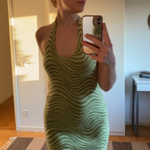 Grön minidress - Jättesöt grön minidress från divided H&M som man knyter i nacken som tyvärr inte kommit till användning då ja tycker den känns för kort. 