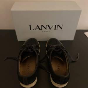 Hej jag säljer dessa mörkblå Lanvin skor, vid intresse eller andra frågor är det bara skriva(allt og tillkommer)