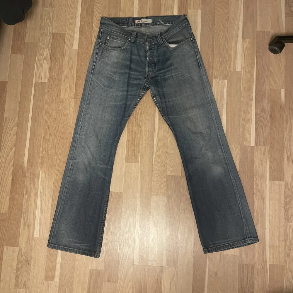 Sköna Levis jeans! Midja: 43 cm  Längd utsida ben: 108 cm. Jeans & Byxor.