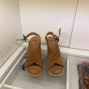 Uggs klackar - Endast använda en gång, väldigt fint skick!!! Säljer då dem tyvärr är för stora för mig, Storlek 38