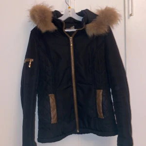 Vinterjacka - Vinterjacka med äkta päls. Använd några gånger. Köpt i en jackbutik i Stockholm. Varm och bra till vintern. Dragkedjan har missfärgats lite men inget jätte synligt.  Funkar bra för någon som är M också ifall man vill ha en tjocktröja på sig under.