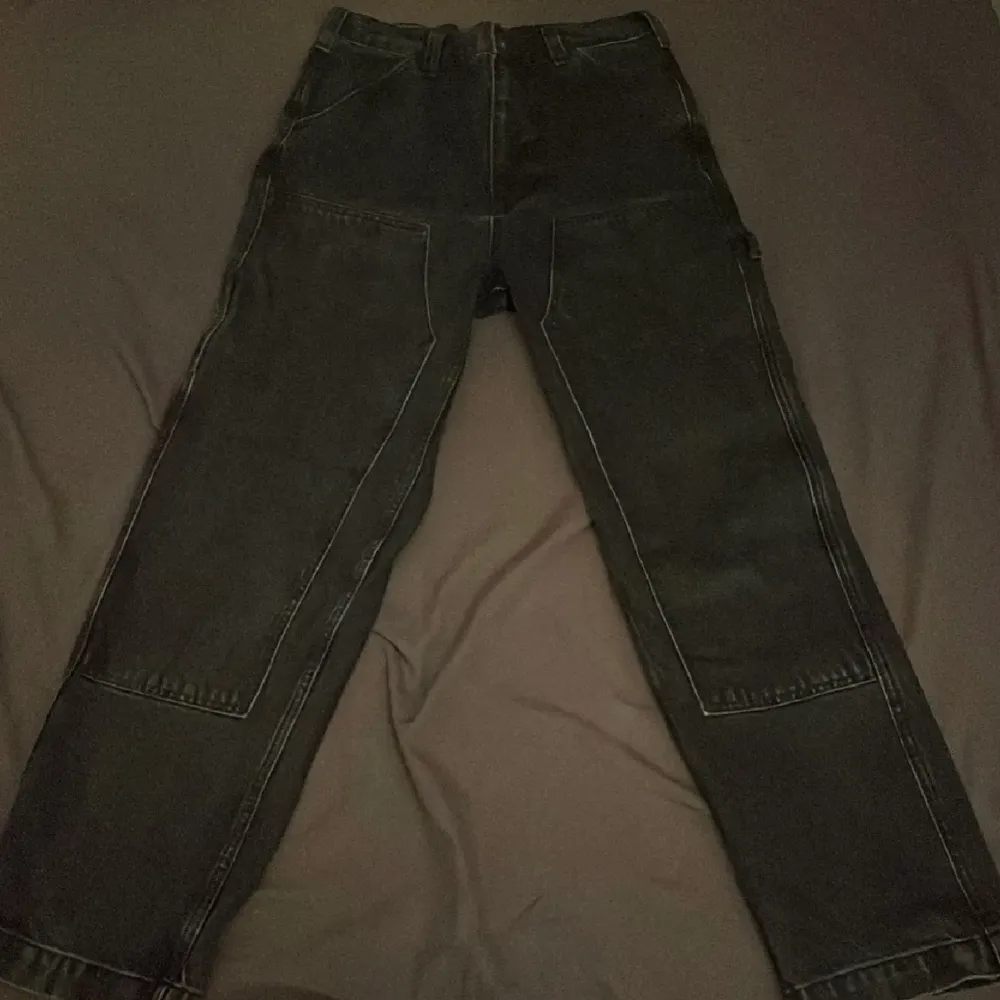 Double knee jeans från urban outfiters köpta för ca 800-1000kr sparsamt andvända och inga skador. Jeans & Byxor.