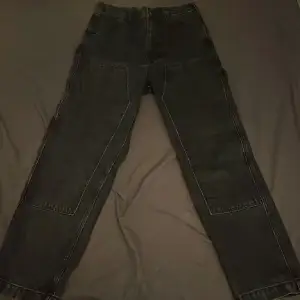 Double knee jeans från urban outfiters köpta för ca 800-1000kr sparsamt andvända och inga skador