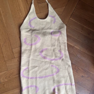 Kort halterneck klänning  - Superfin stickad halterneck klänning. Är väldigt kort i modellen men snygg!   House of sunny dupe