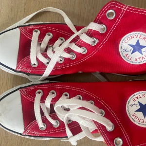 Röda converse - Röda converse, supersnygga och i nästintill toppenskick! 